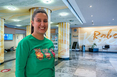 Pflegefachkraft steht im KRH Klinikum Robert Koch Gehrden