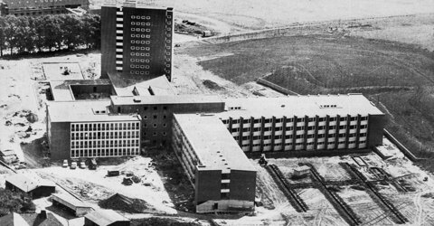 Luftaufnahme des 1964 eröffneten Krankenhauses