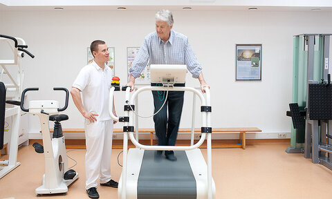 Patient in der Physiotherapie auf einem Laufband 