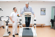 Patient in der Physiotherapie auf einem Laufband 