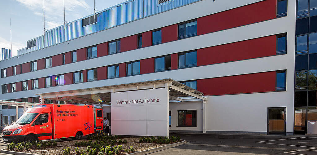 Auffahrt außen der Zentralen Notaufnahme des KRH Klinikum Robert Koch Gehrden