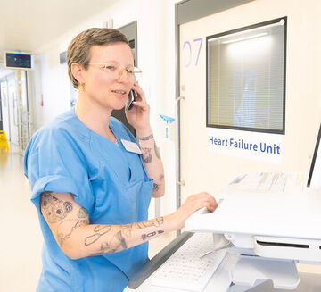 Stephanie Ullmann von der Heart Failure Unit Gehrden am Telefon